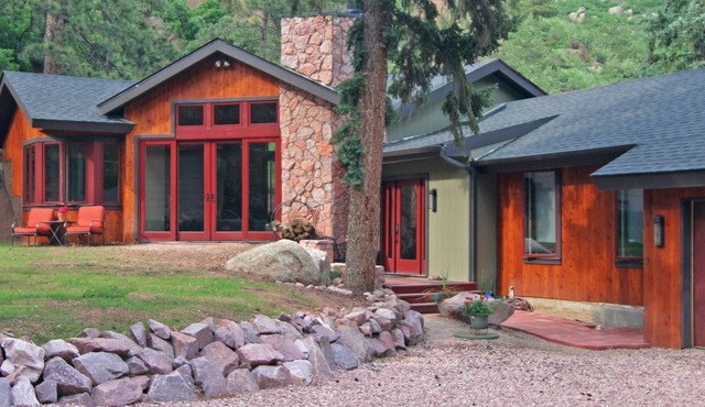 Elite Mountain retreat, hot tub, 2 fireplaces, walk to the falls, trout fishing