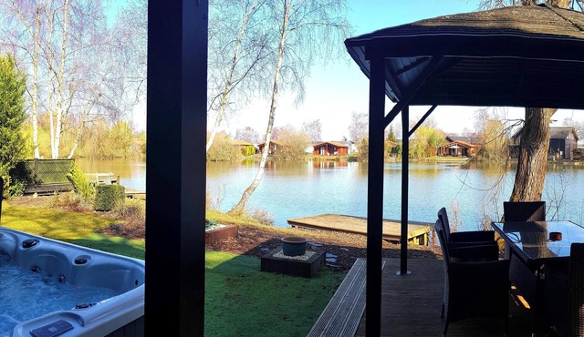 Elite Retreats 4U Lakeside Hot Tub Log Cabin at Tattershall Lakes Park