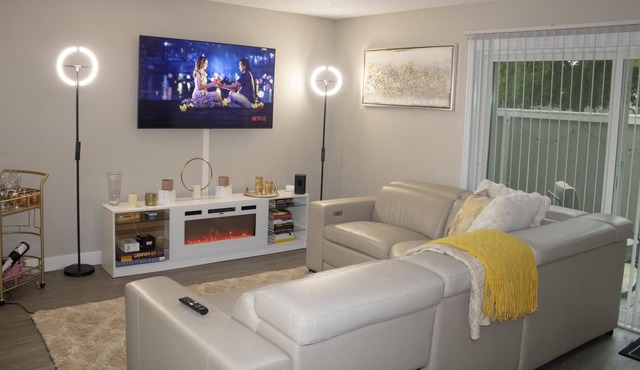 Elite Riverwalk Townhome w/ Sparkling Pool & Gym