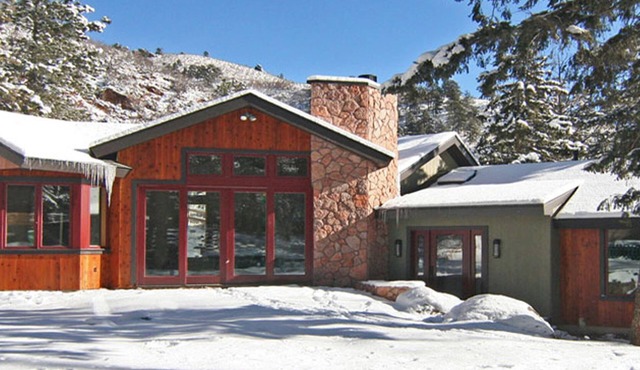 Elite winter retreat, hot tub, 2 fireplaces, Ice skating on the village pond.