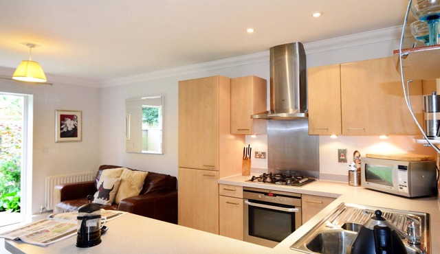 Elizabeth Jennings Way | Oxford Holiday Let | 1 Bed & Sleeps 2