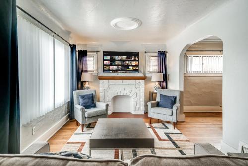 "Elizabeth Lake House" ~Sleeps 7~ Pontiac/GM Exec