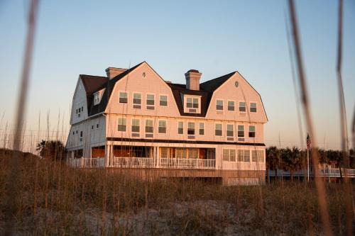 Elizabeth Pointe Lodge