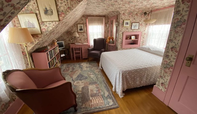 Elizabeth's Loft in the Historic Garst Farmhouse at Whiterock Conservancy
