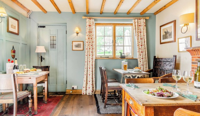 Elizabeth -Tiger Inn