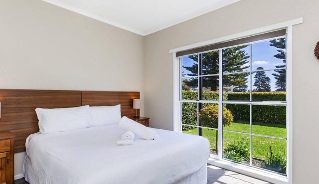 Elizas Townhouse - Just a stones throw to Port Fairy's town centre, and Moyne River at your doorstep