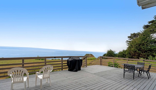 Elk Beach House - Ocean Views, Large Deck & Grill