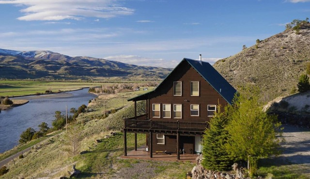 Elk Cabin: Epic Views of the Yellowstone River