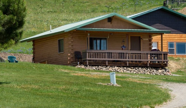 Elk Cabin sleeps 4, Rustic Charm with Breathtaking Views of Beartooth Mountains