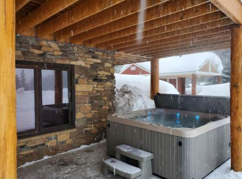 Elk Creek Lodge- Beautiful Rocky Mountain Getaway!