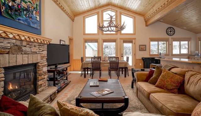 Elk Crossing - Only 8 miles from West Yellowstone and the National Park!