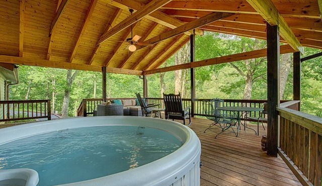 Elk Hang Out Here! Hot Tub, huge covered porch w/views. High-Speed WIFI!