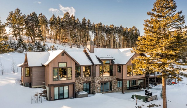 Elk Haven Ranch-Gorgeous home in Bridger Canyon on 100+ acres with a hot tub