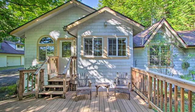 'Elk Hideaway:' Ashford Cottage w/Hot Tub!