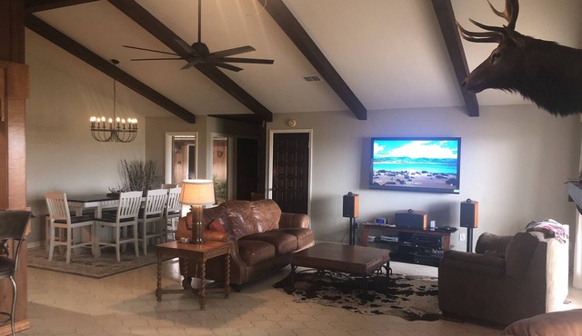 ELK House in CC! 4 bedrooms 2 bath! Book now for Spring and Summer! Free Wi-Fi