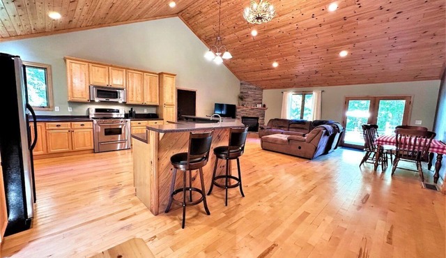 Elk Lodge, beautiful home with lake access