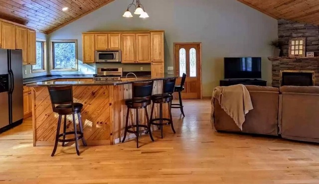 Elk Lodge. Beautiful lake home on the chain.
