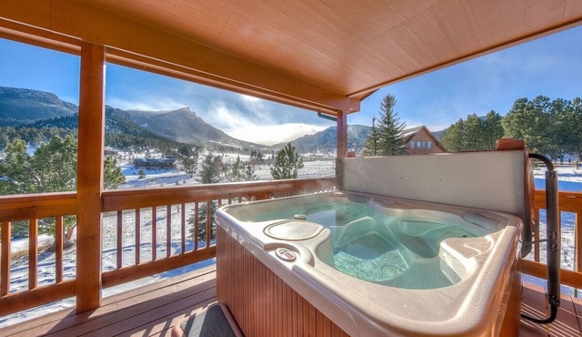 Elk Meadow Retreat - Amazing Mountain Views + Hot Tub Sleeps 10!