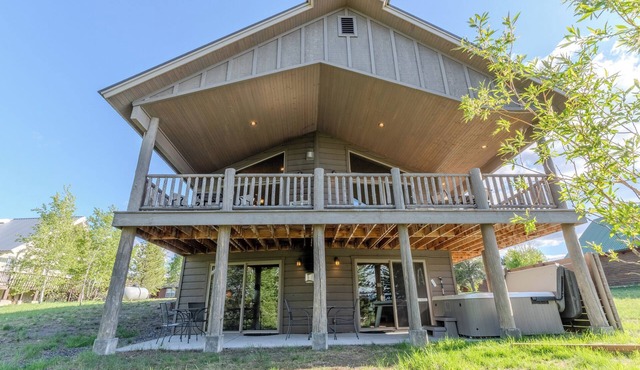 Elk Meadows Beautiful Well Appointed Cabin Just 19 miles from YNP