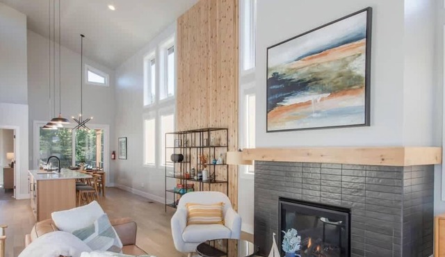 Elk Meadows by Manzanita Beach Getaway – EV Charger, Dog-Friendly, Walk to Town