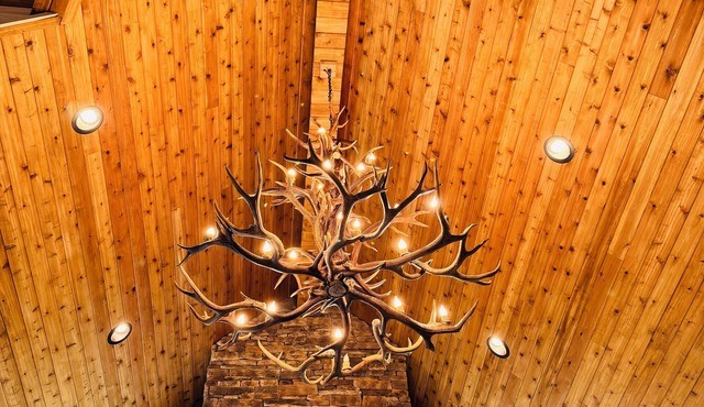 Elk Meadows Lodge-10 min. to West Entrance YNP+two Hot tubs+AC+Sauna+Wifi