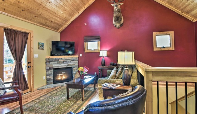 'Elk Path' Cabin w/Hot Tub & Deck Near Asheville!