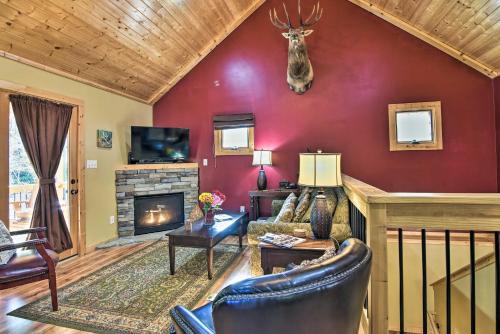 'Elk Path' Cabin w/Hot Tub & Deck Near Asheville!