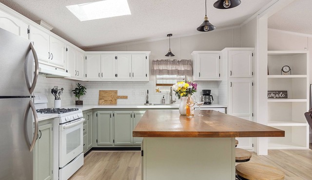 🌺 Elk Rapids Retreat 3BDR Vacation Home | Newly Renovated