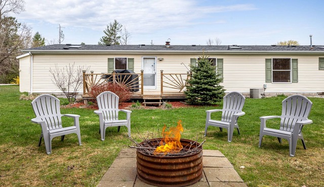 🌺 Elk Retreat: Newly Renovated 3BDR Vacation Home in Elk Rapids