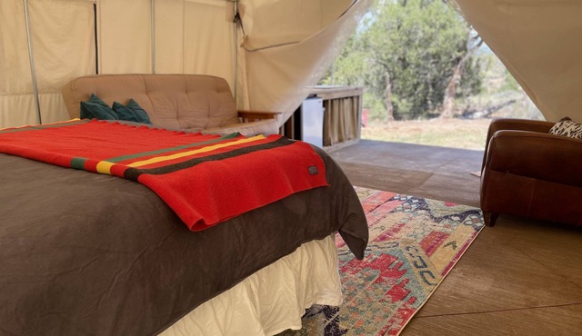 Elk Ridge Casita/Glamping in large canvas tent with stunning views