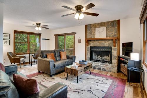 Elk Ridge Retreat -Hot Tub- Firepit-Fireplace