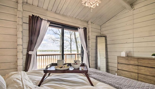 Elk River Cabin - 13 Acres, Water Views, & Hot Tub