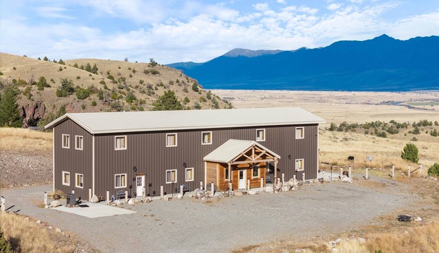 Elk Suite at Caspari Lodge: Epic Paradise Valley Views