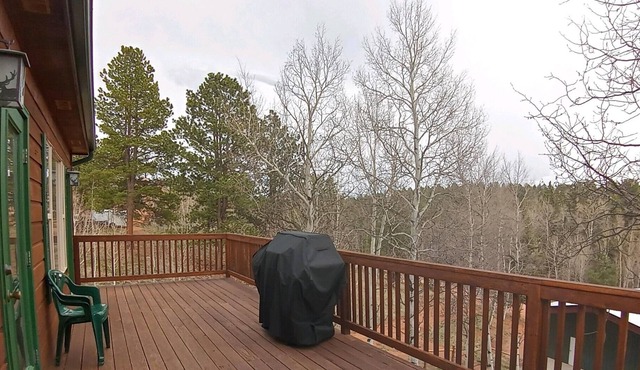 Elk Valley Retreat- Secluded Cabin with Views, multiple decks,
