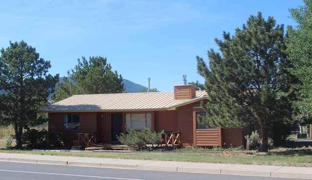 Elk View Cabin - A lovely mountain retreat. Family-friendly and dog-friendly.