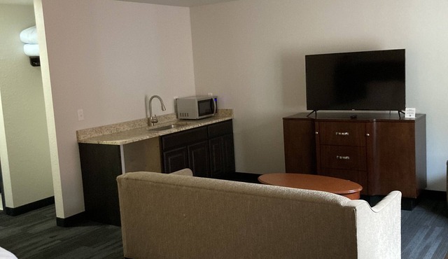 Elker Inn & Suites