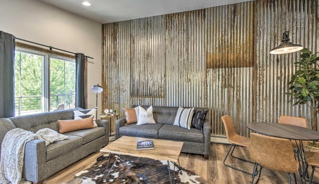 Elkhart Lake Townhome, Mins to Road America!