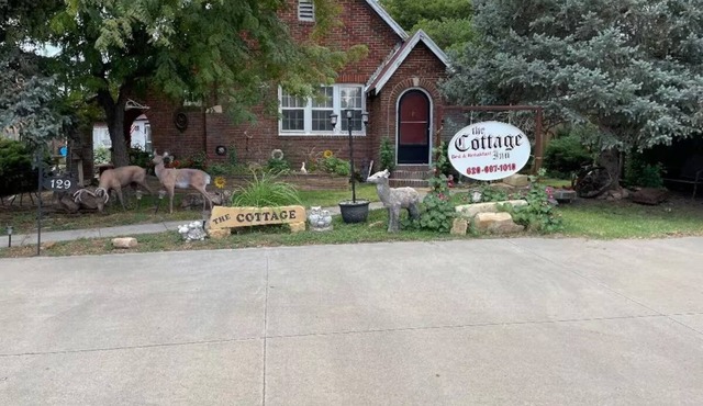 Elkhart's Historic and Comfy Cottage Inn