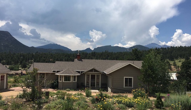 Elkhorn Cottage: Charming Home and Amazing Views