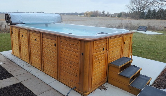 Elkhorn Oasis -- Quiet 3BR Home w/Swim Spa