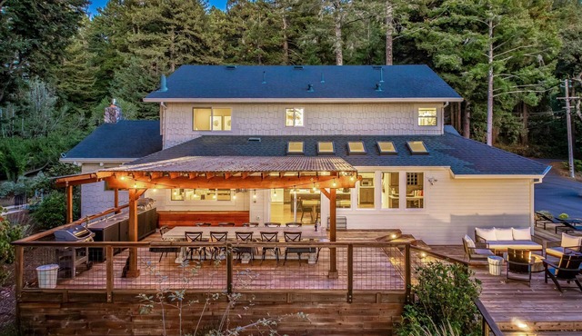 Elks Landing - Hot Tub and Tastings Included