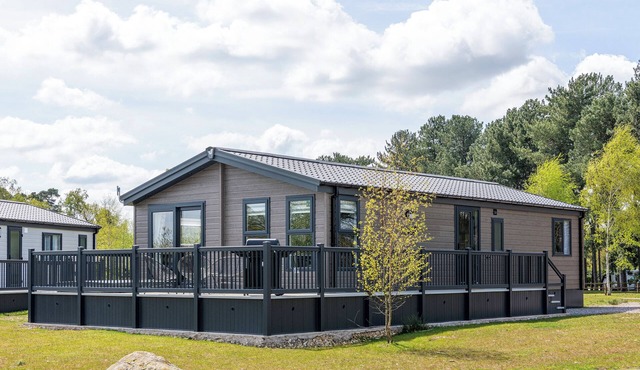 Ella Lodge - Luxury lakeside lodge with hot tub