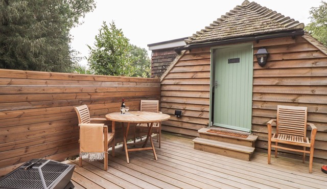 ELLA'S LOFT, pet friendly, character holiday cottage in Chilham