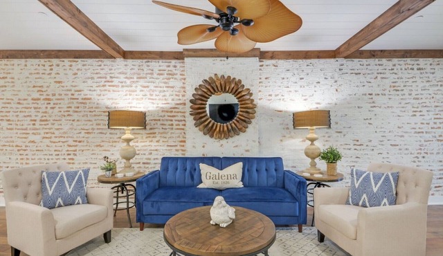 Elle & Beck's Second Floor Suite nOverlooking Historic Main Street In Galena, IL