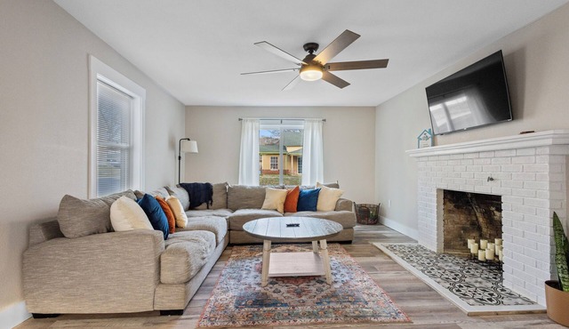 Elle Housen4 Bedroom House in Historic Downtown Siloam Springs