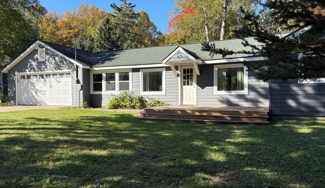 Ellen Street Retreat-perfect 3 bedroom house close to town and snowmobile trails