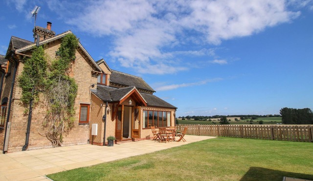 ELLENHALL FARM COTTAGE, pet friendly, with open fire in Eccleshall