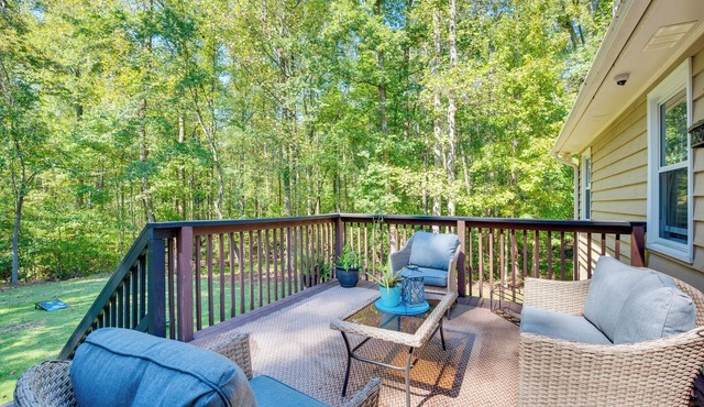 Ellenwood Family Home: Fire Pit, Deck & Pool Table
