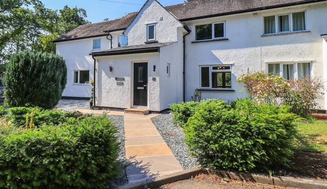 ELLERBECK BRIDGE, pet friendly, character holiday cottage in Kendal