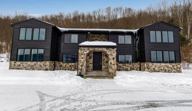 Ellicottville 4 condos 2 miles to Holiday Valley